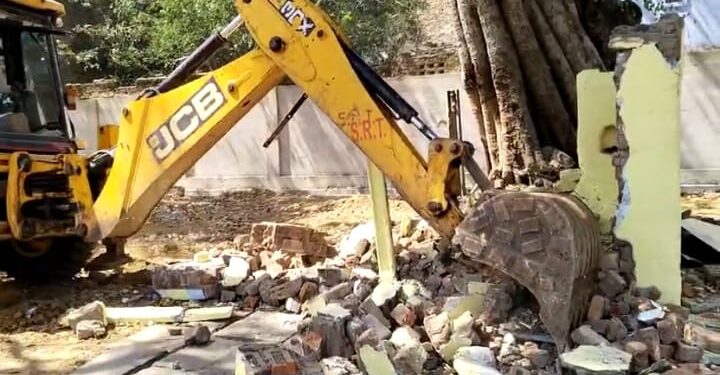 कटनी जंक्शन वी आई पी रोड पर बने हनुमान मंदिर को रेलवे विभाग ने तोड़ा , गौ सेवकों पहुचे एस डी एम कार्यालय नही मिला सहयोग , आंदोलन करने पर हुए मजबूर
