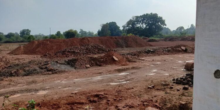 ठेकेदार पर ग्रमीणों ने लगाया अवैध उत्खनन, परिवहन का आरोप देखे VIDEO
