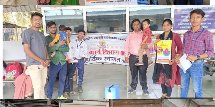*शासकीय दिग्विजय महाविद्यालय राजनांदगांव के विद्यार्थियों द्वारा पल्स पोलियो अभियान में किया गया सेवा कार्य*