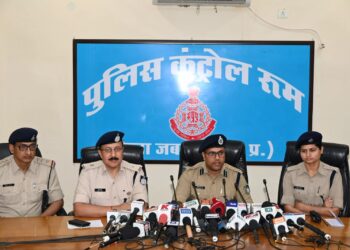 असली नोट के बदले में देते थे तीन गुना अधिक नकली नोट ठग गिरोह के दो सदस्यों से साढ़े 7 लाख के नकली नोट बरामद, भेजा गया जेल