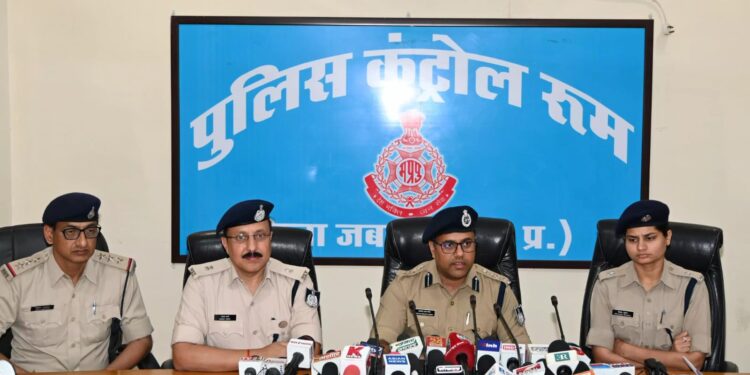 असली नोट के बदले में देते थे तीन गुना अधिक नकली नोट ठग गिरोह के दो सदस्यों से साढ़े 7 लाख के नकली नोट बरामद, भेजा गया जेल