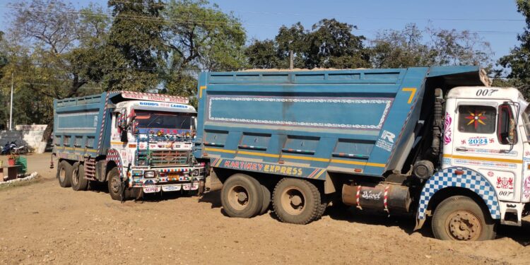 कलेक्टर के निर्देशन में प्रशासन की संयुक्त कार्यवाही में रेत का अवैध परिवहन करते रसूखदारों के डंपर पकड़ाए जाने के बाद से मचा हुआ है हड़कंप,डंपर छुड़वाने के लिए भारी दबाव,प्रत्येक डंपर पर ढाई लाख से ज्यादा का जुर्माना प्रस्तावित..