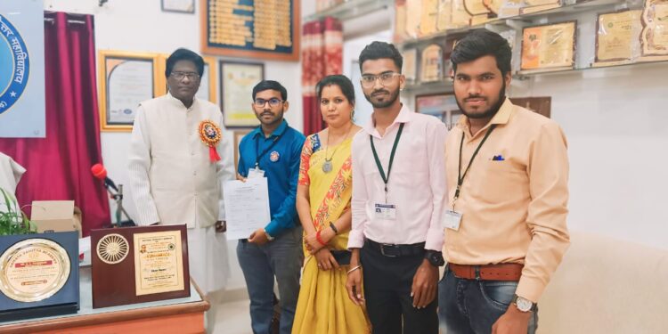 *शासकीय दिग्विजय महाविद्यालय राजनांदगांव के रासेयो इकाई के स्वयंसेवक विनोद टेम्बुकर का राष्ट्रीय एकता शिविर 2024 उड़ीशा के चयन पर संस्था के प्राचार्य ने दी शुभकामनाएं*