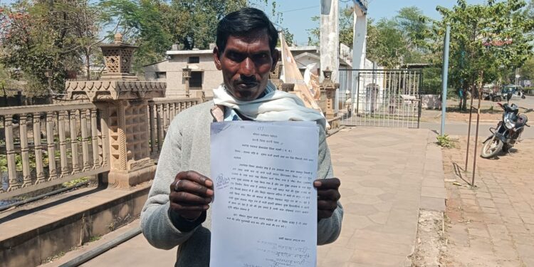 सरपंच पति के द्वारा फर्जी हाजरी डाल कर पैसा निकासी करने की कटनी कलेक्ट्रट कार्यलय पहुंच की गई शिकायत देखिऐ VIDEO