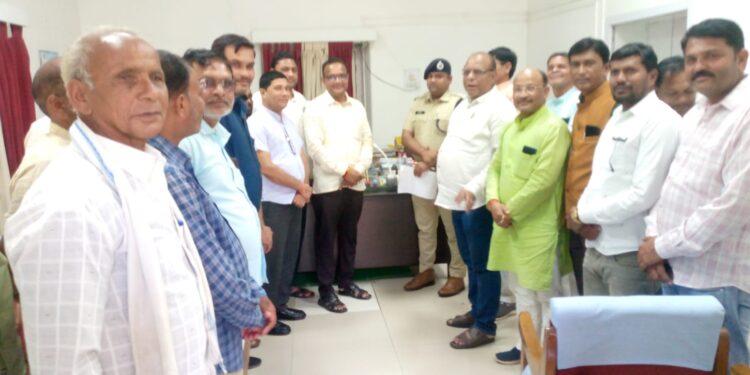 सोहागपुर विधायक की मौजूदगी में भाजपा नेताओं ने कांग्रेस नेता पर कार्यवाही के लिए पुलिस अधीक्षक के नाम एसडीओपी को सौंपा ज्ञापन,पिछले दिनों पानबर्री रेत खदान से संबंधित एक ऑडियो भाजपा जिला उपाध्यक्ष का वायरल होने के बाद से मचा हुआ है बवाल…..!