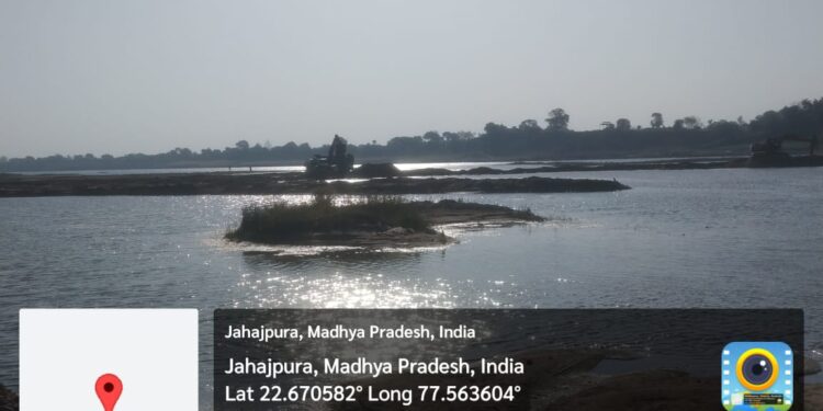 पूर्व मुख्यमंत्री के विधानसभा क्षेत्र में बीच नर्मदा नदी से मशीन से हो रहा रेत का अवैध उत्खनन!खनिज विभाग की कार्यशैली पर उठ रहे गंभीर सवाल??बीच नर्मदा में किसके आदेश पर पोकलेन मशीन से हो रहा रेत का उत्खनन??क्या ठेकेदार को खुली छूट दी गई है??क्या वर्षों से जमे खनिज निरीक्षक के संरक्षण में चल रहा है पूरा खेल..??वीडियो