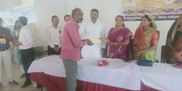 जनपद नर्मदापुरम में संबल योजना अंतर्गत अनुग्रह सहायता राशि के भुगतान स्वीकृति पत्रों का किया गया वितरण…