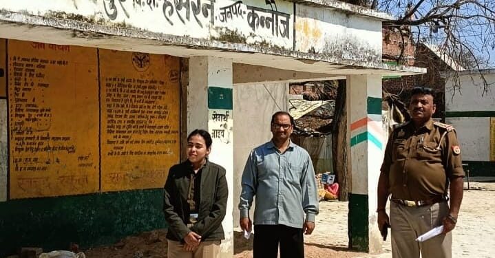 थाना प्रभारी ने पोलिंग बूथ का किया निरीक्षण