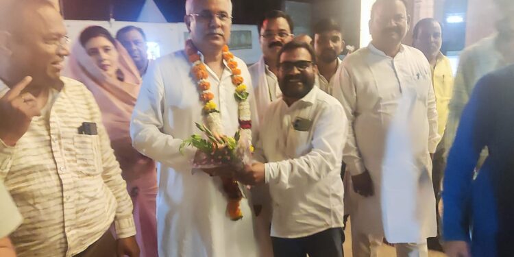 *डोंगरगढ-विष्णु लोधी ने छत्तीसगढ़ के पूर्व मुख्यमंत्री भूपेश बघेल का डोंगरगढ़ में प्रथम आगमन पर स्वागत कर राजनांदगांव सीट से जीत की अग्रिम बधाई दी*