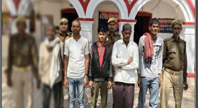 पुलिस ने पांच वारंटी अभियुक्तों को पकड़ा