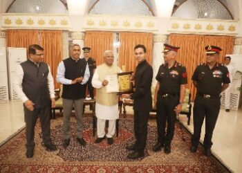 *झंडा निधि मे लक्ष्य से अधिक राशि जमा करने पर कलेक्टर श्री सिंह हुए सम्मानित*