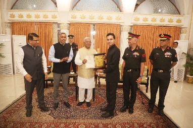 *झंडा निधि मे लक्ष्य से अधिक राशि जमा करने पर कलेक्टर श्री सिंह हुए सम्मानित*