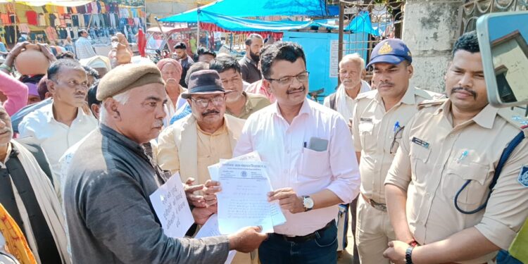 डा.ए.के.खान प्रदेश उपाध्यक्ष एस.एन. संडरसन एवं पी०डी० अवस्थी की द्वारा संचालित खदान की लीज निरस्त किए जाने को लेकर महिलाओ ने सिर मे मटकी रखकर किया प्रदर्शन , पहुचे SDM कार्यालय,मुख्यमंत्री के नाम को सोपा ज्ञापन