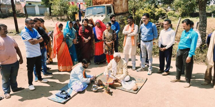 *लाल बहादुर शास्त्री वार्ड में होंगे लगभग आठ लाख से अधिक के विकास कार्य* *महापौर श्रीमती प्रीति संजीव सूरी ने वार्ड के वरिष्ठ नागरिक पुरुषोत्तम चक्रवर्ती से कराया भूमिपूजन*