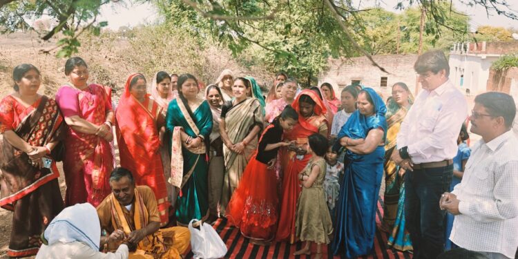 *शिवाजी वार्ड में होंगे लगभग 20 लाख से अधिक के विकास कार्य,महापौर श्रीमती प्रीति संजीव सूरी द्वारा वार्ड के वरिष्ठ नागरिक राम लाल यादव से कराया भूमिपूजन* *स्थानीय निवासियों द्वारा किया गया पुष्प गुच्छ से स्वागत*