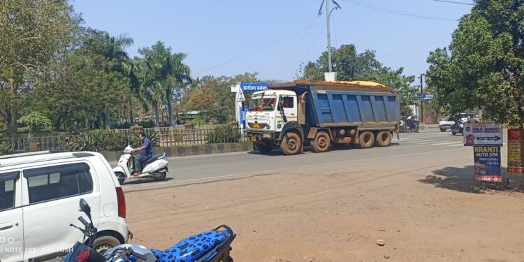 कटनी शहर में नो एंट्री में कलेक्ट्रेट के सामने से दिन भर गुजर रहे भारी वाहन