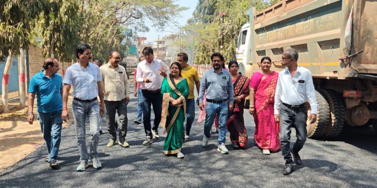 *बाल गंगाधर तिलक वार्ड से दूर होगी परेशानियां, 44 लाख से अधिक की राशी से होंगे विकास कार्य* *महापौर श्रीमती प्रीति संजीव सूरी ने स्थानीय पार्षद वंदना राजकिशोर यादव के साथ लोगों की मांग पर लगाई मुहर, कराया भूमिपूजन*