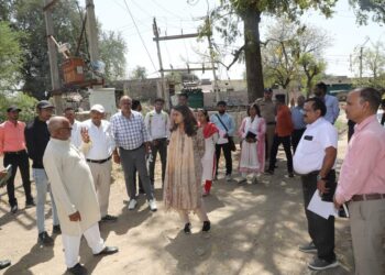 सार्वजनिक कूप का गहरीकरण एवं निजी नलकूपों का अधिग्रहण कर पेयजल व्यवस्था सुनिश्चित कराएं–कलेक्टर सुश्री बाफना — कालापीपल क्षेत्र के विभिन्न ग्रामों के भ्रमण के दौरान निर्देश दिये