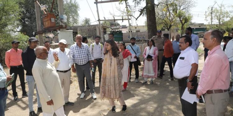 सार्वजनिक कूप का गहरीकरण एवं निजी नलकूपों का अधिग्रहण कर पेयजल व्यवस्था सुनिश्चित कराएं–कलेक्टर सुश्री बाफना — कालापीपल क्षेत्र के विभिन्न ग्रामों के भ्रमण के दौरान निर्देश दिये