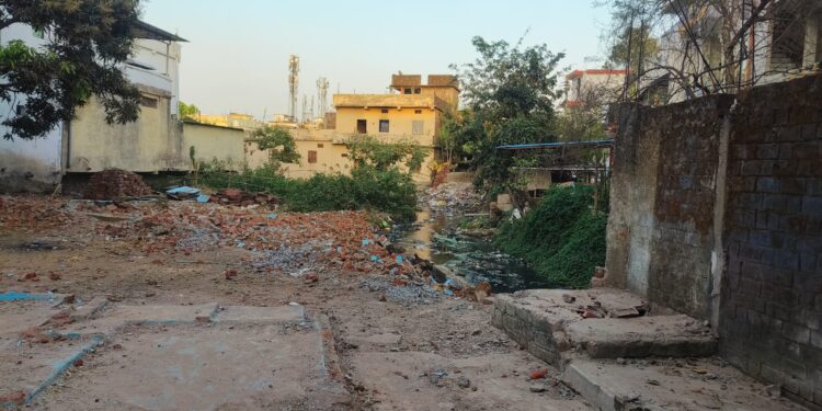 मीनाक्षी चौक के बड़े नाले की जगह पर किया जा रहा अवैध कब्जा,वार्डवासियों ने की गंभीर शिकायत,पट्टा बेचने वाले पर कारवाही की मांग,राजेश अग्रवाल पर पट्टा की जमीन खरीदकर नाला पुरनी का गंभीर आरोप, राजस्व और नपा की टीम जांच करने पहुंची,तोड़ा अवैध पक्का निर्माण… वीडियो