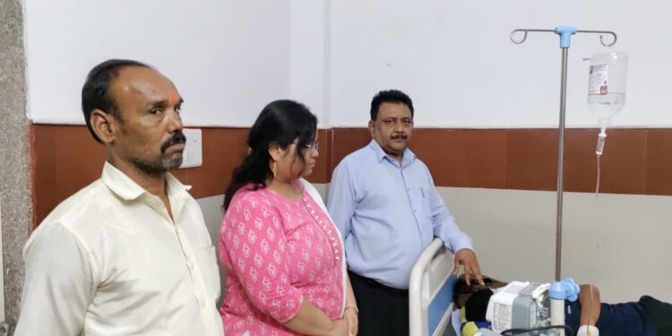 कलेक्टर अविप्रसाद ने चनेहटा निवासी 14 वर्षीय बच्चे की आंखों का ऑपरेशन कराने का किया वादा निभाया