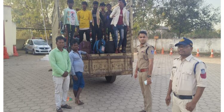 50 से अधिक मजदूर, यातायात पुलिस ने पकड़ा, वाहन किया जब्त, मजदूरों को निःशुल्क बस से भिजवाया देखे VIDEO