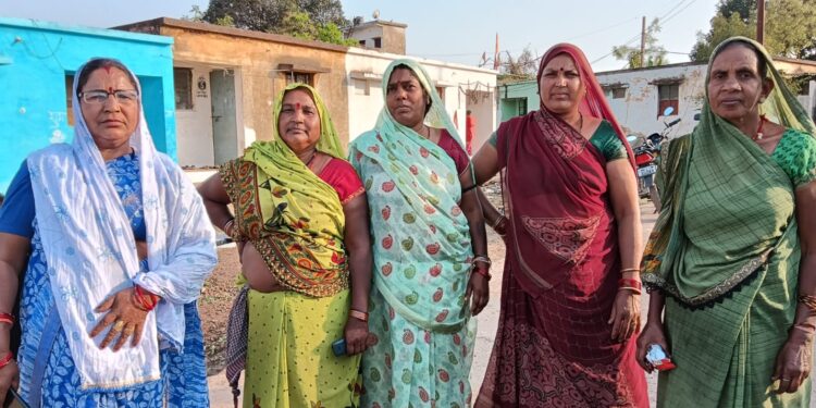 महिला द्वारा मोहल्ले के लोगो से जातिवाद को लेकर महिलाओ बच्चों के साथ कर रही गाली गलोच 181 व 100 डाइल के मध्यम से पुलिस को दी जानकारी