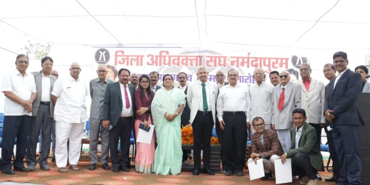 जिला अधिवक्ता संघ की नव निर्वाचित कार्यकारिणी का शपथ ग्रहण समारोह और नर्मदांचल के गौरव न्यायाधीशों का किया सम्मान,मुख्य अतिथि विशाल धगट न्यायामूर्ति हाईकोर्ट जबलपुर ने आयोजन की प्रशंसा की और कहा कि इस तरह के आयोजन से बार और बैंच का समन्वय बनता है..