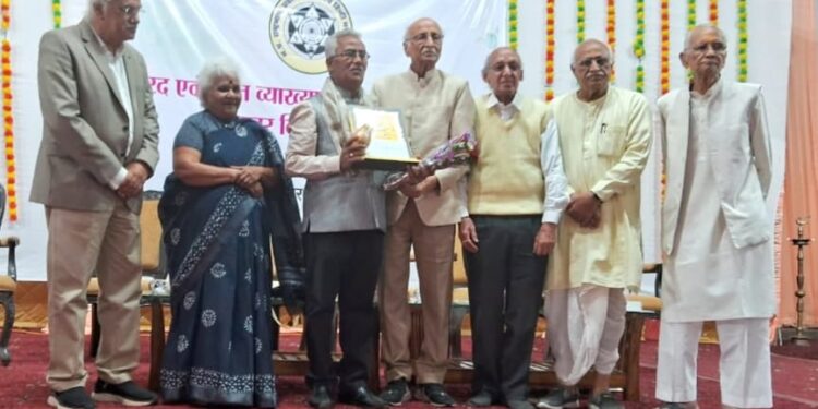 डॉ. कृष्णगोपाल मिश्र पौराणिक आख्यायिका पुरस्कार से हुए सम्मानित