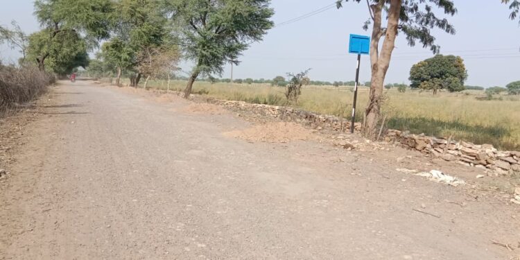 अधर मे लटका सुनवानी खुर्द से सिमरिया सड़क निर्माण कार्य बाहनो को निकलने मे हो रही परेशानी