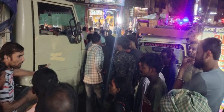 एल पी टी वाहन व मोटरसाईकल वाहन की हुई टक्कर, बड़ा हादसा होते हुए टला
