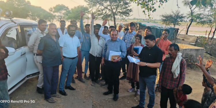 जिला पंचायत सीईओ श्री रावत ने कम मतदान वाली पंचायतों का भृमण सहित ग्रामीणों को मतदान के महत्व सेअवगत कराया,सोहागपुर में मूल्यांकन कार्य का भी किया निरीक्षण