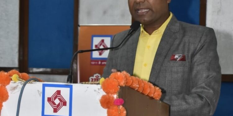 प्रेम और अपनेपन से किसी का भी दिल जीता जा सकता है : डॉ. अरुण खोबरे,*  *सेंट्रल बैंक ऑफ इंडिया ने गिनीज़ बुक ऑफ़ वर्ल्ड रिकॉर्डधारी डॉ. खोबरे को स्मृति चिन्ह देकर किया सम्मान,*