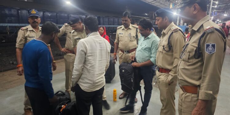 इटारसी थाना प्रभारी गौरव सिंह बुंदेला के नेतृत्व में रेलवे स्टेशन पर चेकिंग अभियान अभियान चलाया गया