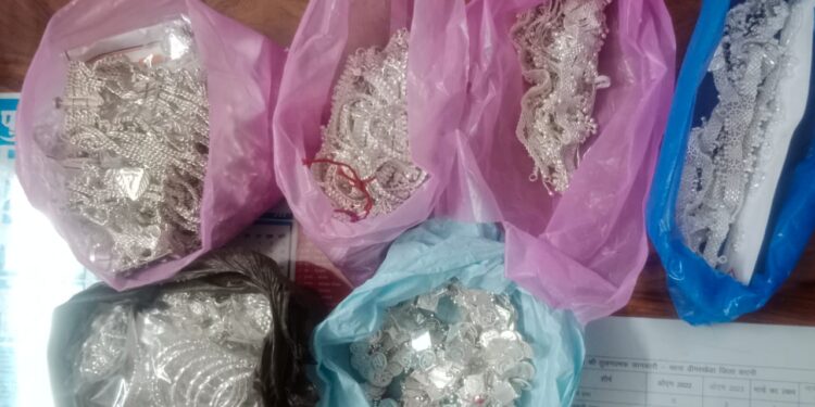 ढीमरखेड़ा पुलिस द्वारा वाहन चेकिंग के दौरान पकड़ी गई 6 किलो चांदी*