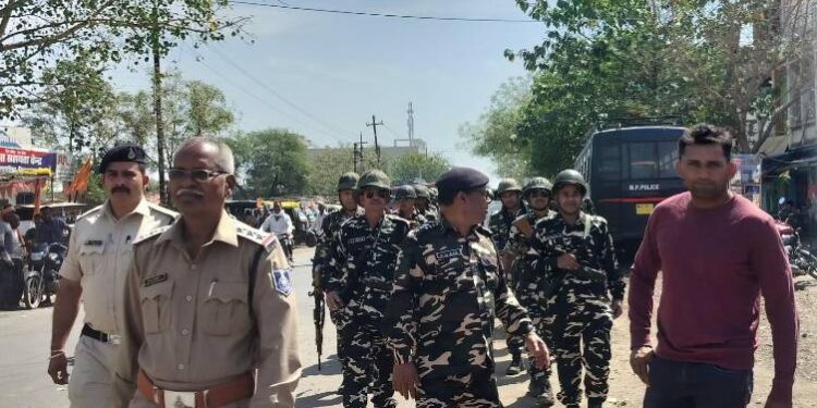 SSB जवानों ने पुलिस के साथ मिलकर निकाला फ्लैग मार्च: कालापीपल पुलिस ने आगामी लोकसभा चुनाव के लिए की शांति व्यवस्था बनाए रखने की अपील