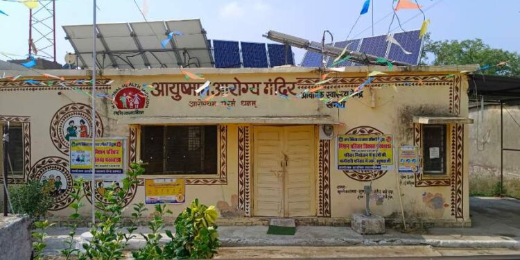 *अधिकारी की राह देखते खंडहर होने लगे सरकारी आवास*  *कुंभकरण की नींद सोया स्वास्थ्य विभाग गरीब जनता हो रही परेशान*  *मुख्यालय में रहने का है सरकारी आदेशो की उड़ रही धज्जियां*