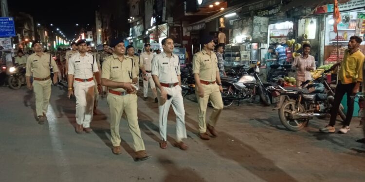 *कटनी पुलिस का फ्लैग मार्च : चुनाव और होली पर्व को देखते हुए सुरक्षा बनाए रखने की अपील*
