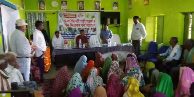 बुजुर्गों का हुआ सम्मान ।जागरूक कर मतदान की दिलाई शपत,,,