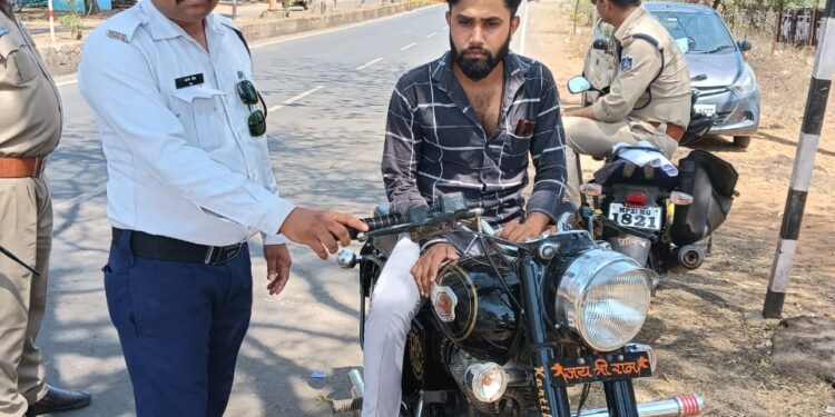 *पटाखे बजाने वाली बुलेट बाइक पर कटनी पुलिस सख्त : यातायात नियमों का अवहेलना करने पर चालानी की कार्रवाई*
