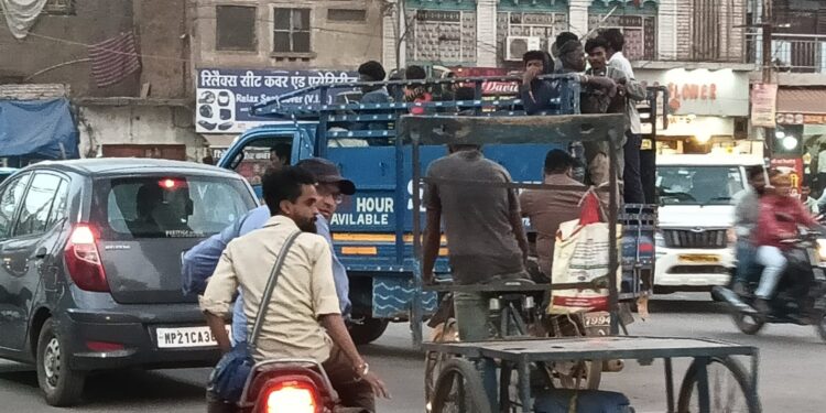 यातायात विभाग के सामने नियमों की उड़ाई जा रही धज्जियां माल वाहक मे दर्जनों से अधिक मजदूरों को ठूस-ठूस भरकर ले जाया जा रहा VIDEO