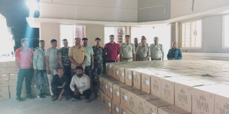 शाजापुर पुलिस एव आबकारी विभाग द्वारा अवैध शराब परिवहन पर बडी कार्यवाही**  *1000 पैटी अवैध शराब एव एक कंटेनर की कीमत लगभग 1,16,00,000/- रुपये जप्त*