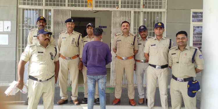 *अवैध हथियार लिये हुआ जिला बदर का आरोपी गिरफ्तार*