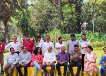 *कलेक्टर बंगले पर अधिकारियों एवं कर्मचारी ने एक-दूसरे को रंग लगाकर दी बधाई*