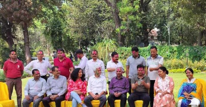 *कलेक्टर बंगले पर अधिकारियों एवं कर्मचारी ने एक-दूसरे को रंग लगाकर दी बधाई*
