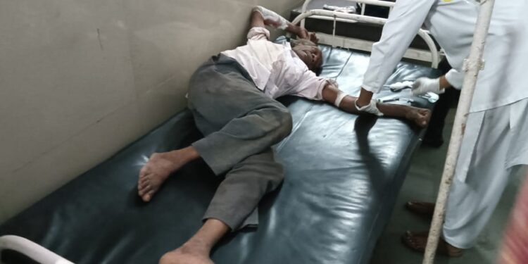 108 एम्बुलेंस चालक ने चढ़ाया वृद्ध के ऊपर वाहन, हालत गंभीर जिला अस्पताल मे इलाज जारी