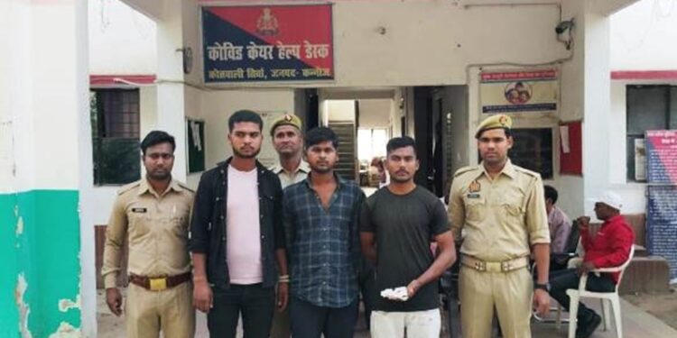 थाना तिर्वा पुलिस द्वारा हत्या के प्रयास में वांछित अभियुक्तों को 01अदद तमंचा व 03 अदद जिन्दा कारतूस के साथ गिरफ्तार किया।