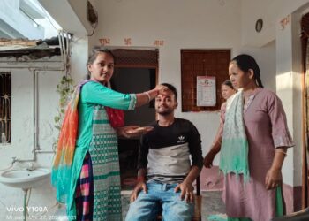 बहनों ने भाइयों को लगाया तिलक,लंबी उम्र और सुख सम्रद्धि की किया कामना  भाई दूज पर्व पर उमरियापान- ढीमरखेड़ा- सिलौड़ी क्षेत्र में दिखी रौनक, धूमधाम से मनाया गया पर्व