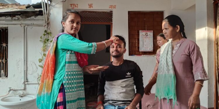 बहनों ने भाइयों को लगाया तिलक,लंबी उम्र और सुख सम्रद्धि की किया कामना  भाई दूज पर्व पर उमरियापान- ढीमरखेड़ा- सिलौड़ी क्षेत्र में दिखी रौनक, धूमधाम से मनाया गया पर्व