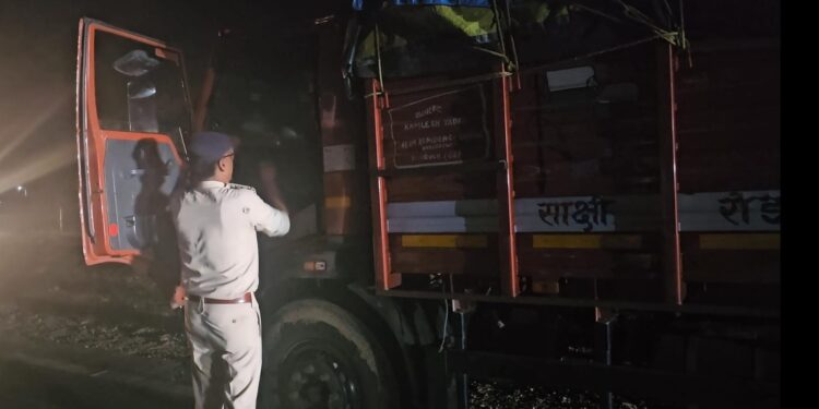 *थाना कुठला पुलिस ने आचार संहिता के दौरान साडियो से भरा ट्रक पकड़ा* *76 लाख रुपये की साडिया की जप्त*